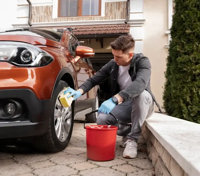 Lavage auto à domicile Saint-Vincent-des-Prés : professionnel intervenant sur un véhicule